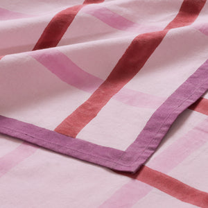 Table cloth with delicate lilac gingham pattern